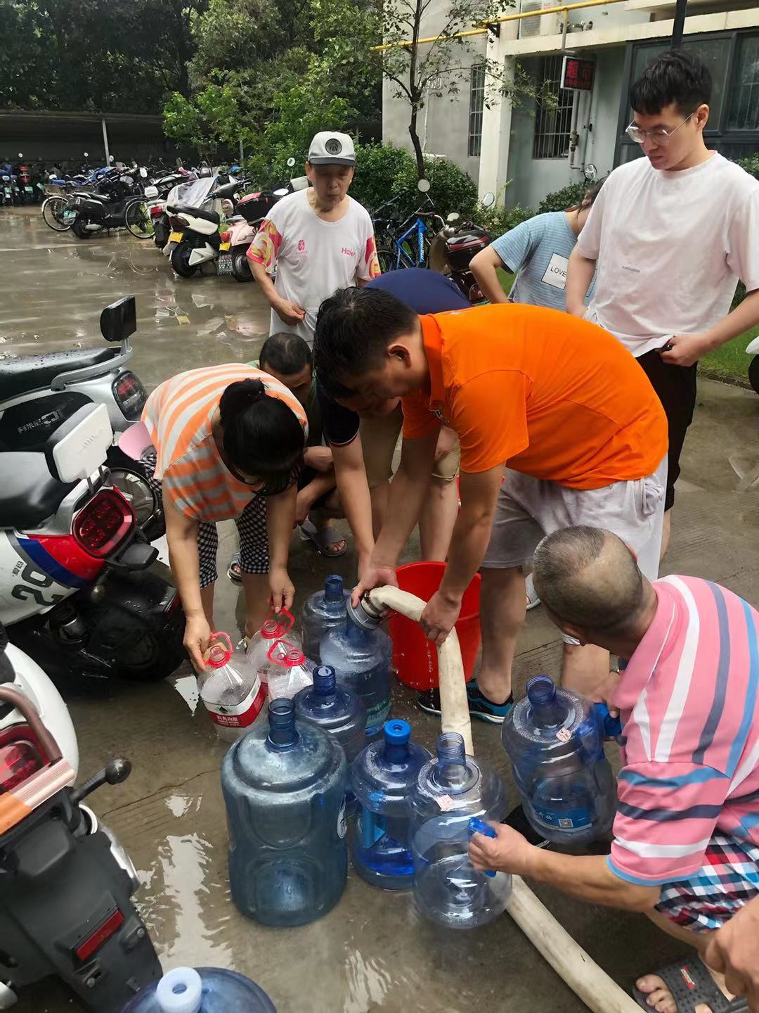 暴雨灾害后，闫振啸帮助居民寻找洁净水源，解决生活用水