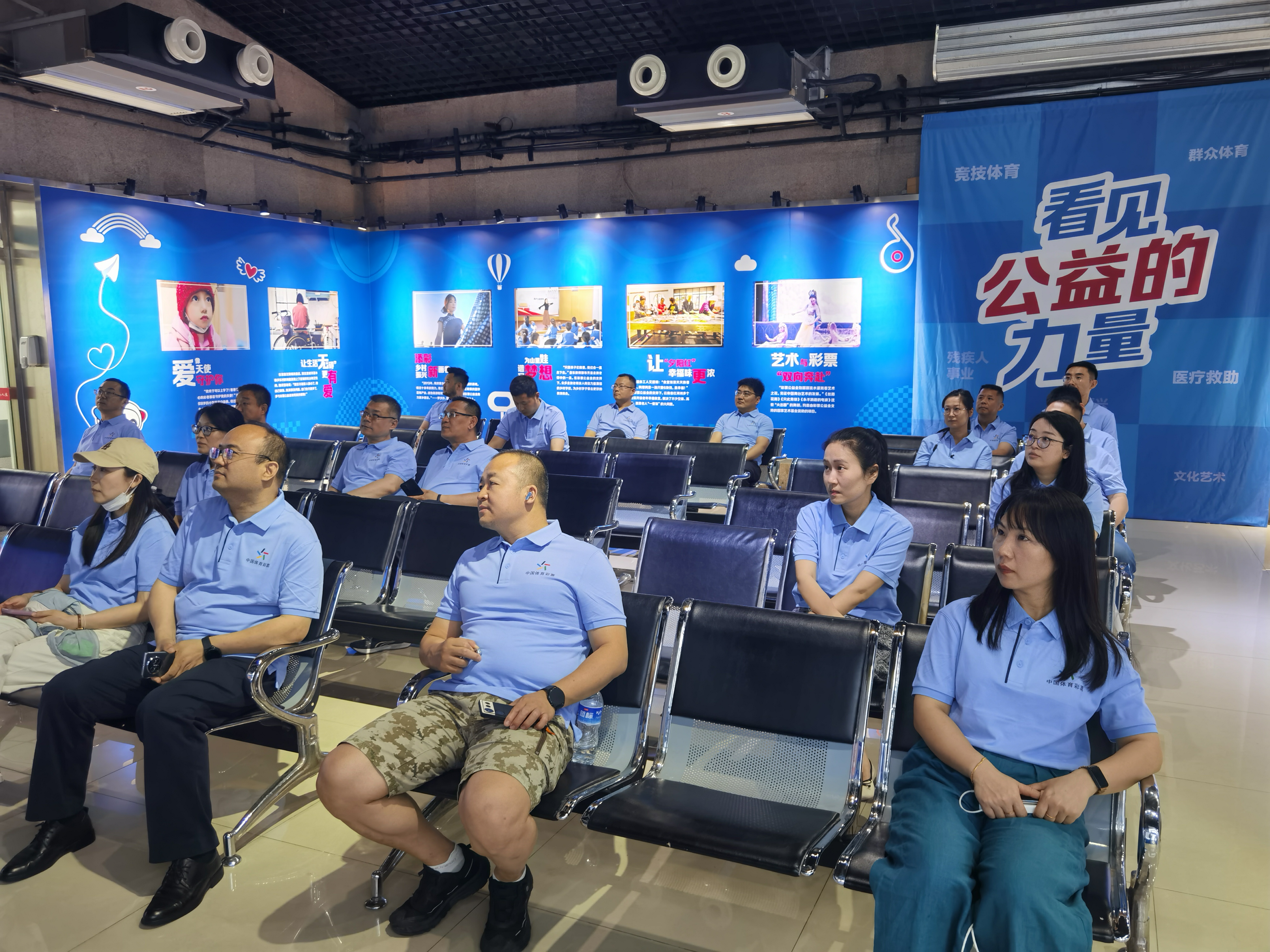 河南体彩公益公信见证团走进开奖现场  零距离感受公正透明（合影）2