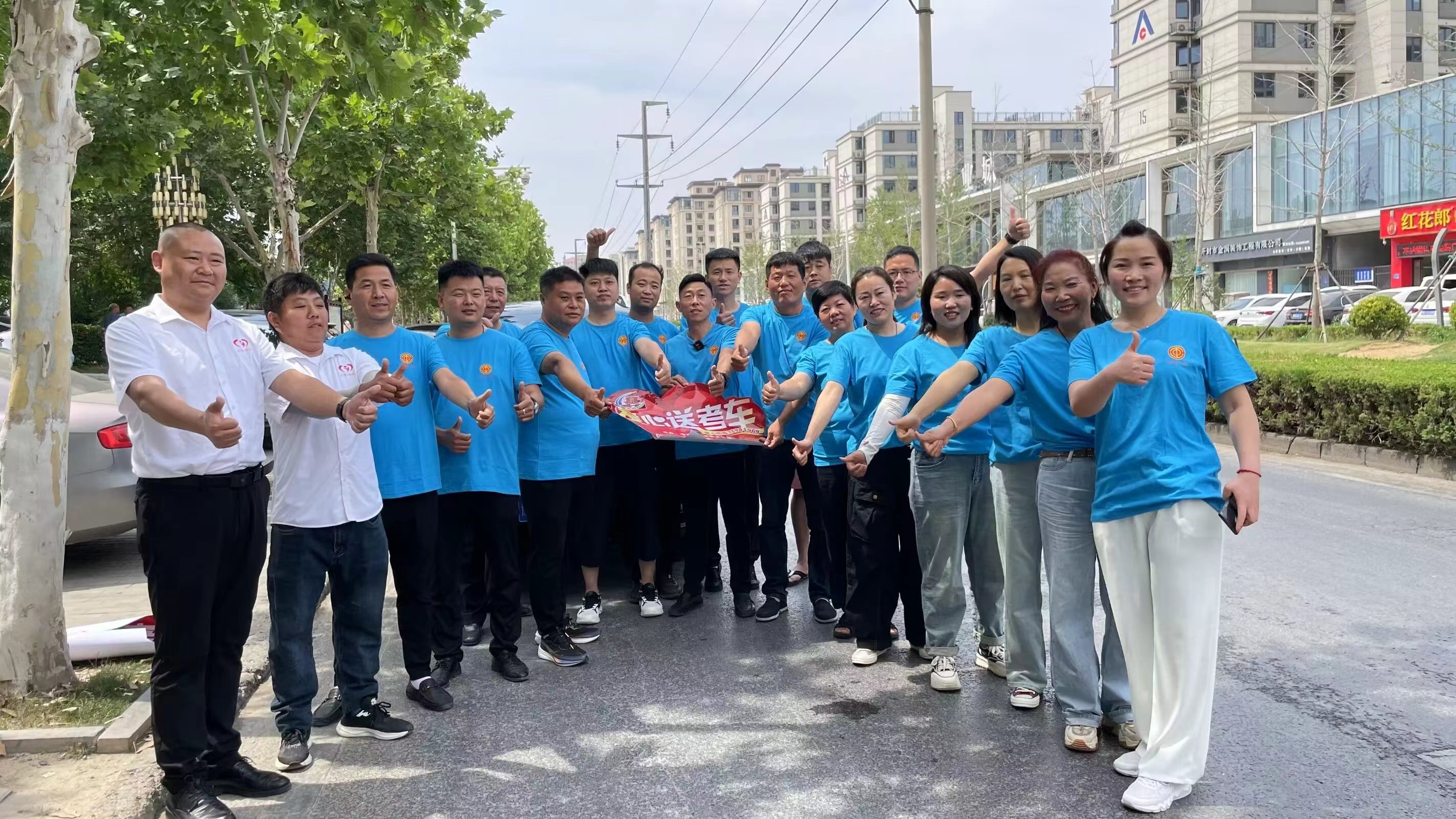 2024年高考期间 自发参与爱心送考(右一)