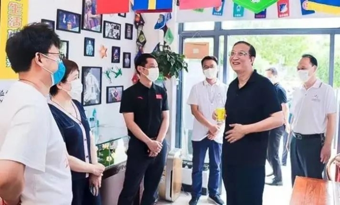 2022年7月，河南省体育局局长万旭（右二）一行走访郑州市中国体育彩票实体店