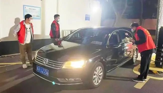 河南体彩党员志愿者核验进入社区车辆