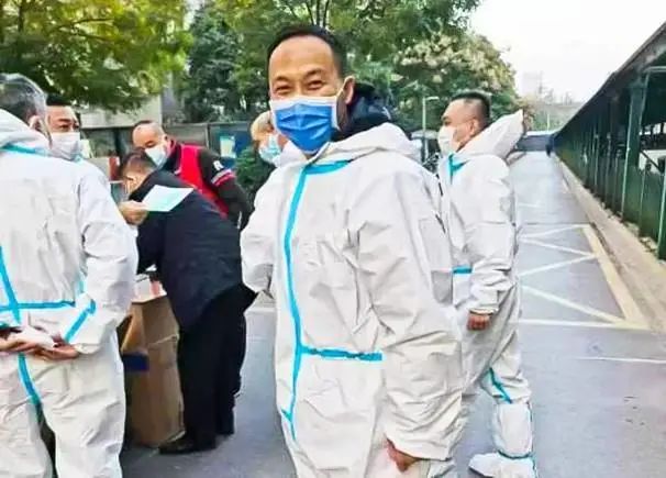 河南体彩郑州东区分中心副主任董卫锋身穿“大白”正式“上岗”